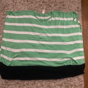 Adorable chic poncho top. Ribbed at bottom. Flowy and loose. Flattering.